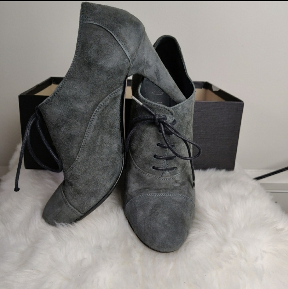 🎄 Elegant Gray Suede Heels 🎄